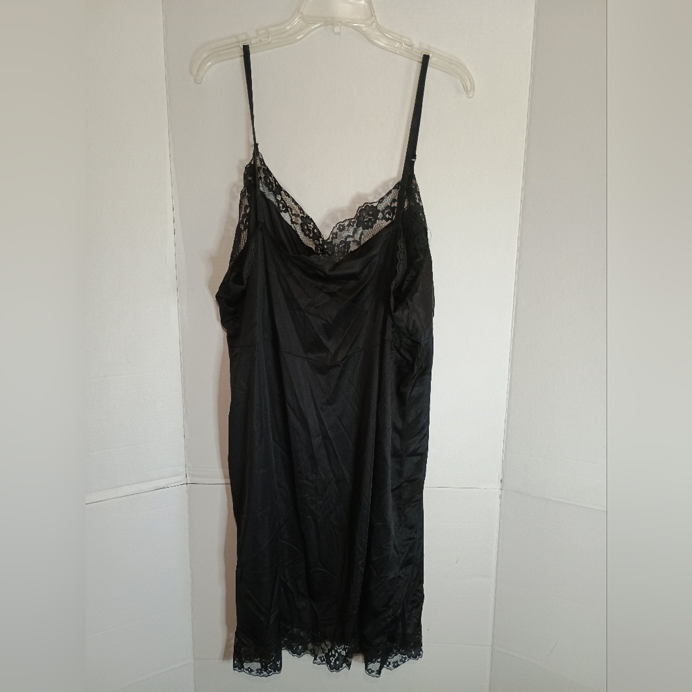 Vintage Mel-Lin Elegant Black Lace Trim Nightgown/Slip Size 44